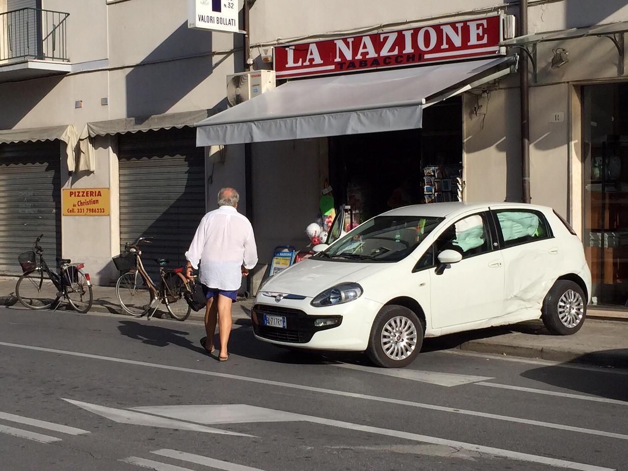 L'auto che è finita contro l'edicola di via Marco Polo (foto Paglianti)