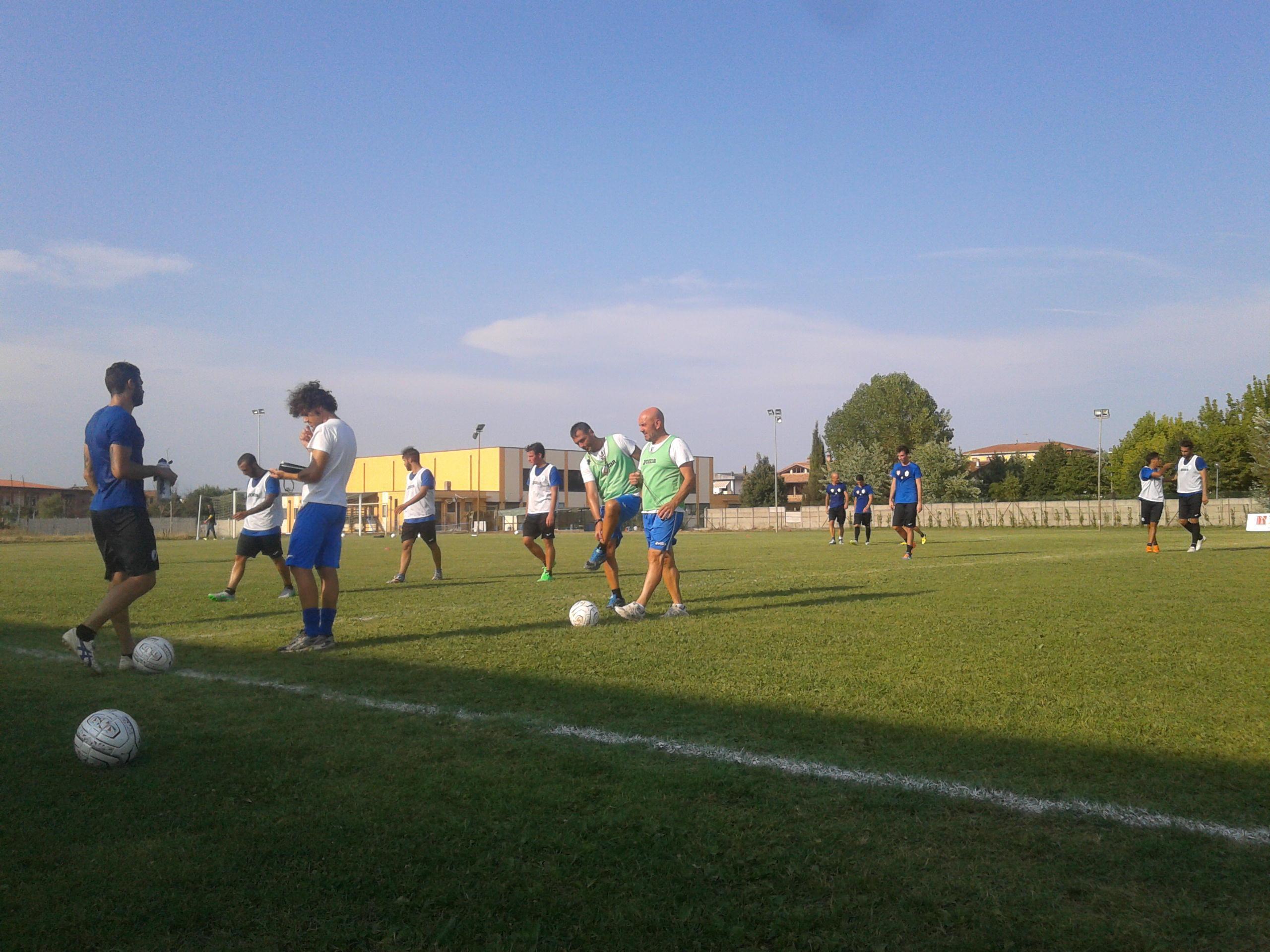 Il gruppo nerazzurro in allenamento a Bientina