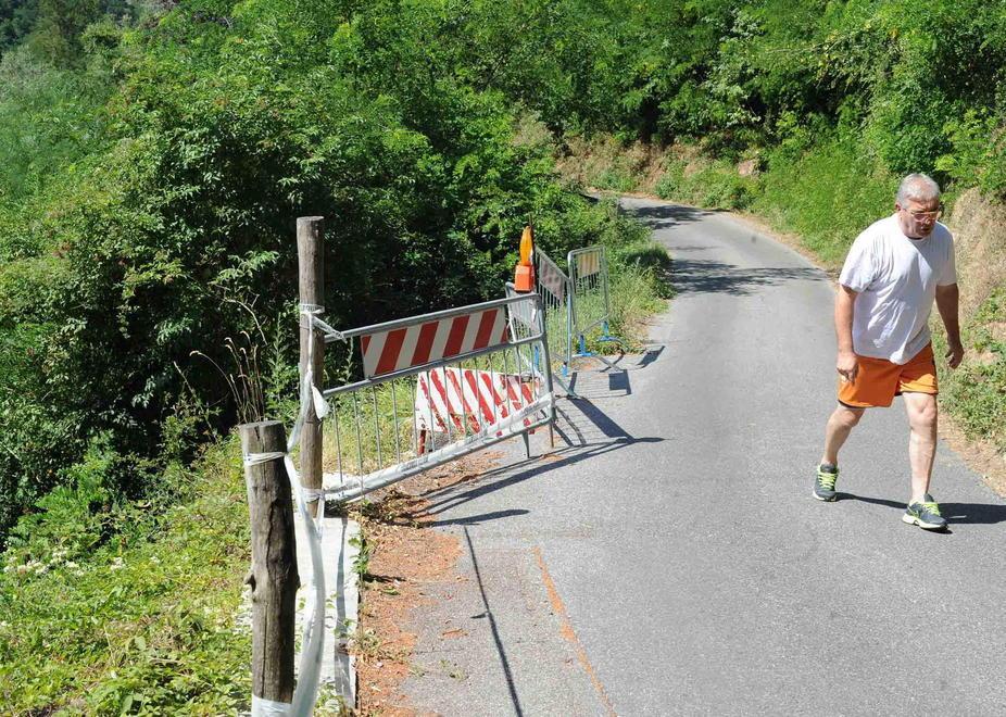 La frana lungo la strada che porta alla borgata di Capannacce (foto Gori)