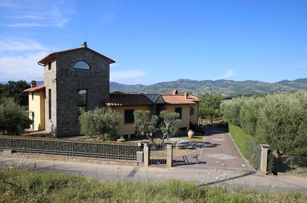 La villetta teatro del tentato furto  e davanti la quale c'è stata la sparatoria (foto Nucci)