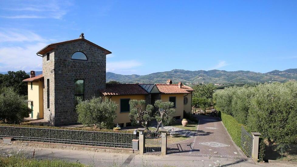 La villetta teatro del tentato furto e davanti la quale c'è stata la sparatoria (foto Nucci)