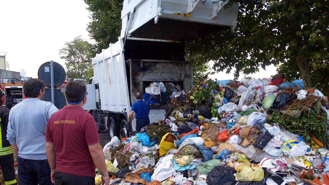 Un camion per la raccolta dei rifiuti della Sea (foto d'archivio)