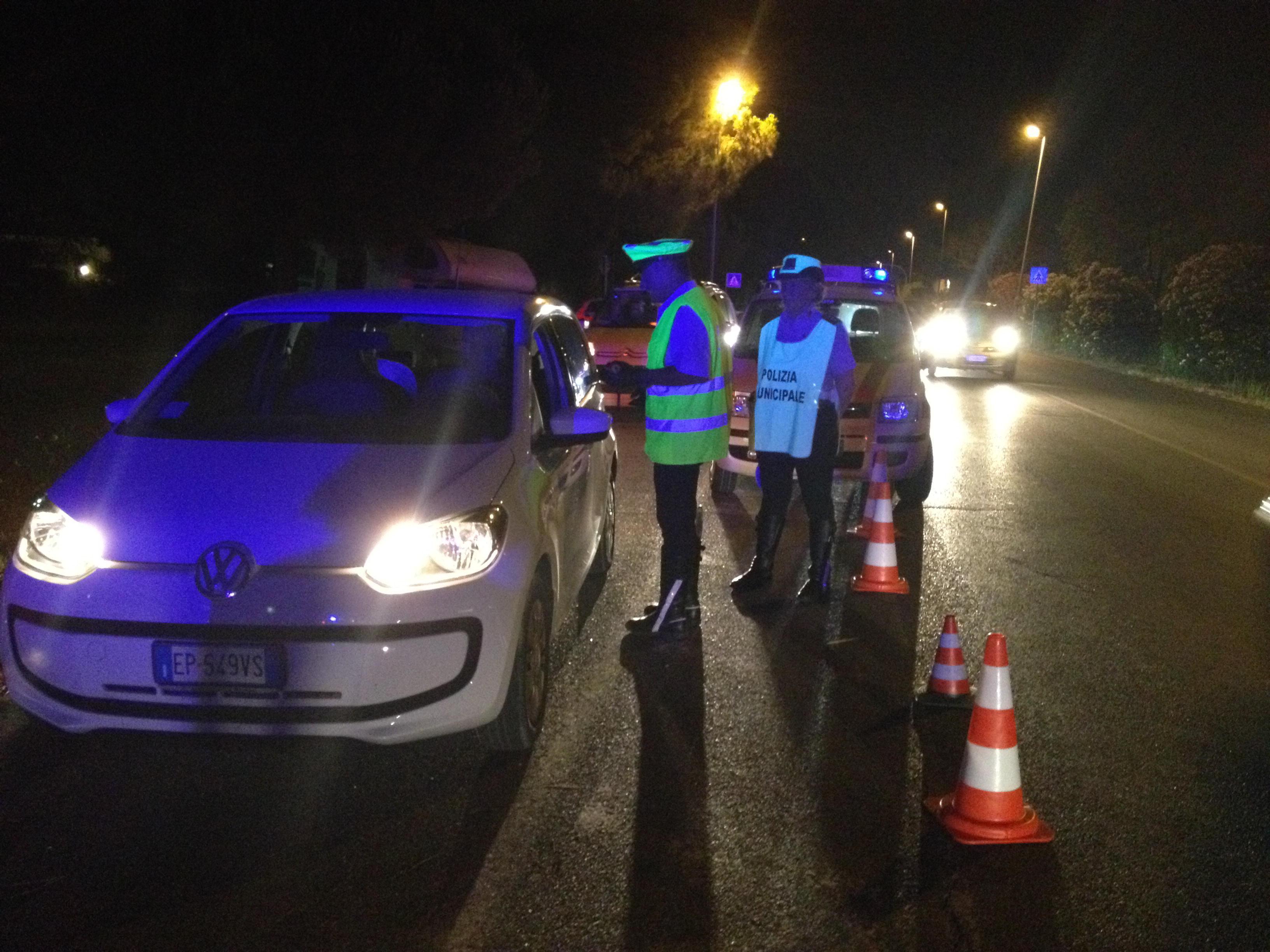 Un momento dei controlli dei vigili urbani