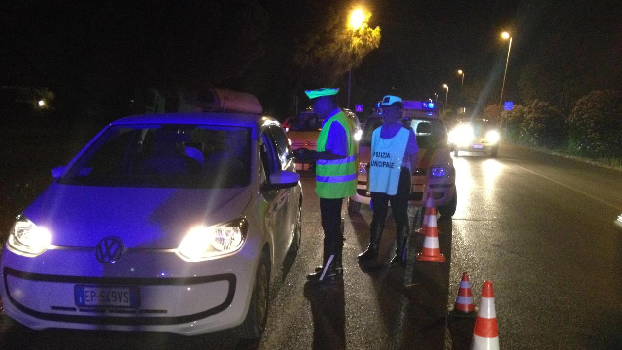 Un momento dei controlli dei vigili urbani