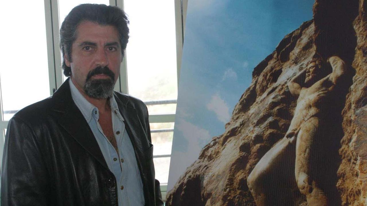 Lo scultore Gino Molisano e l'immagine della sua opera realizzata sulla scogliera