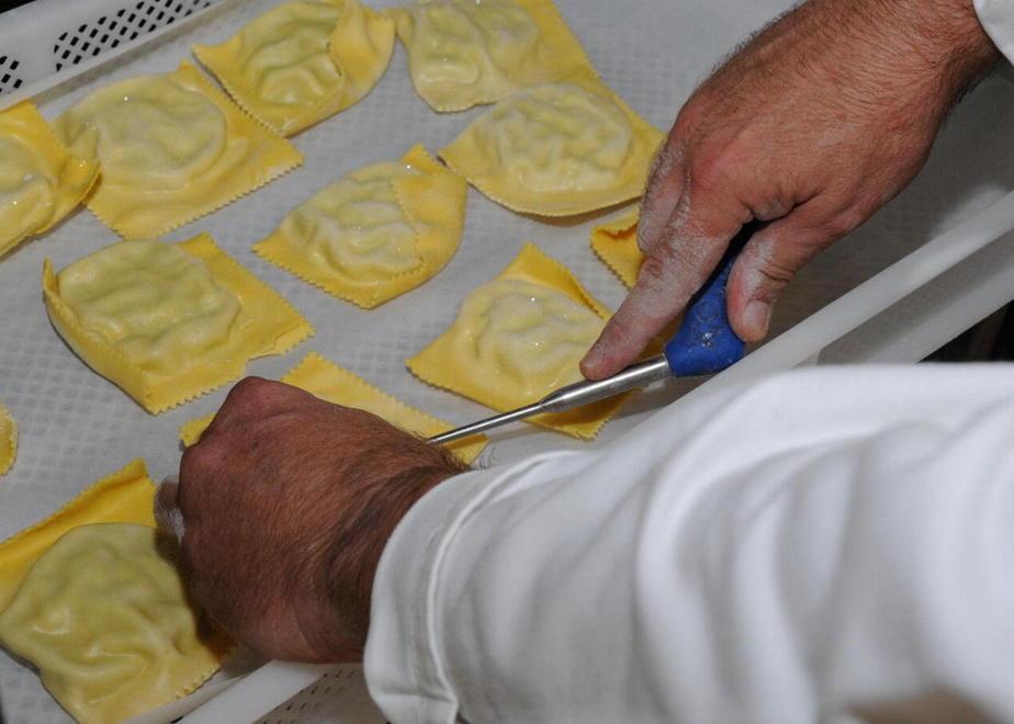 La preparazione dei tortelli maremmani (foto Bf)