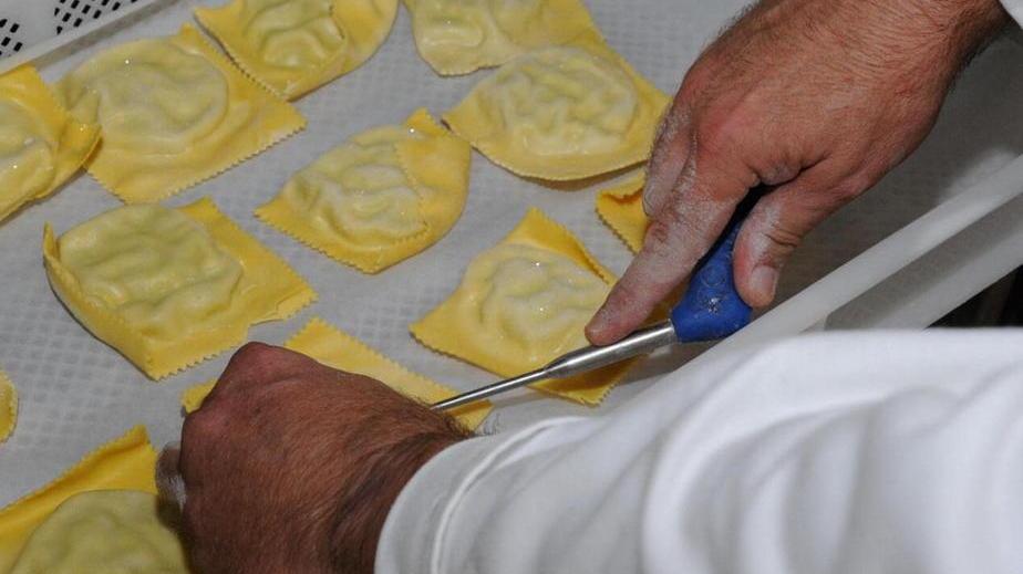 La preparazione dei tortelli maremmani (foto Bf)