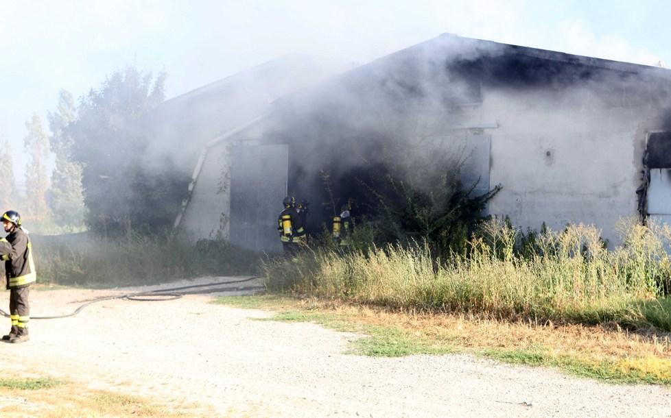 Incendio all’azienda agricola Razza di Canali 
