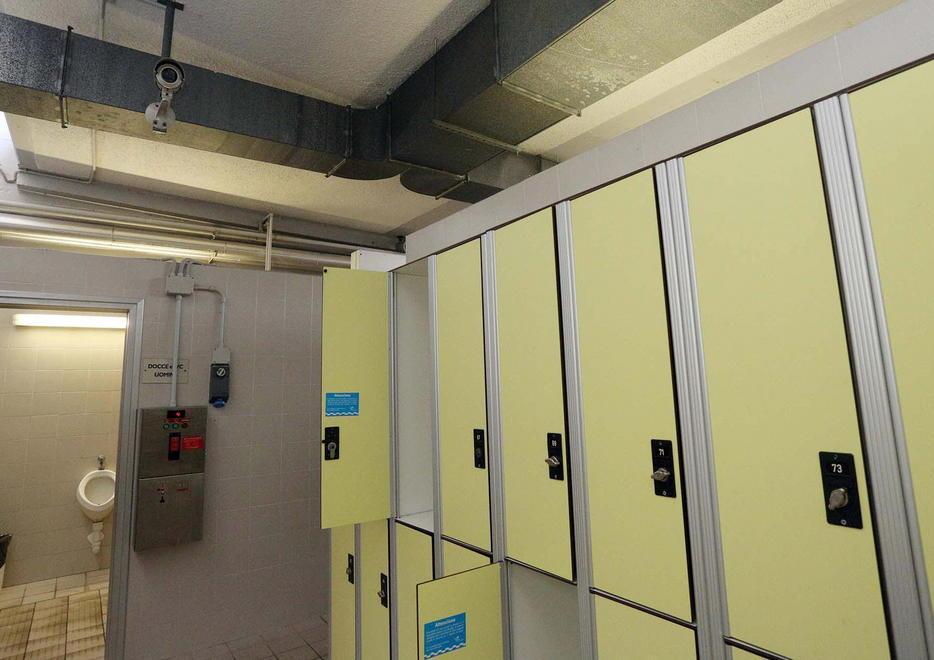 Via cellulari, portafogli e tablet alla piscina comunale di Empoli