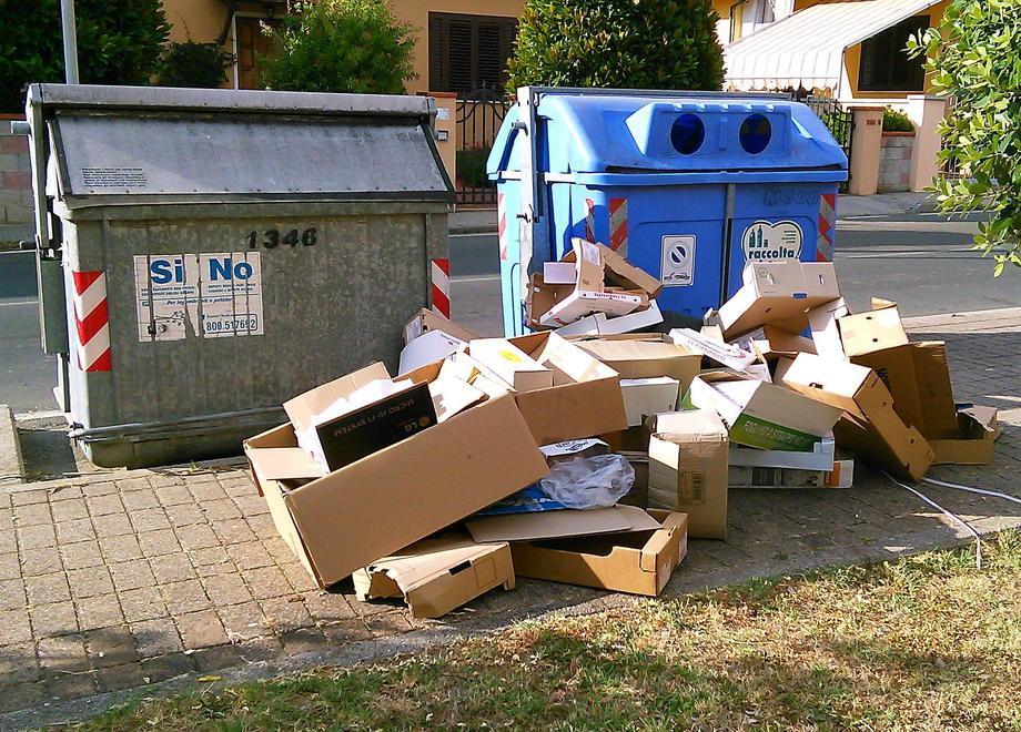 Rifiuti sul marciapiede Protesta in via Montegrappa