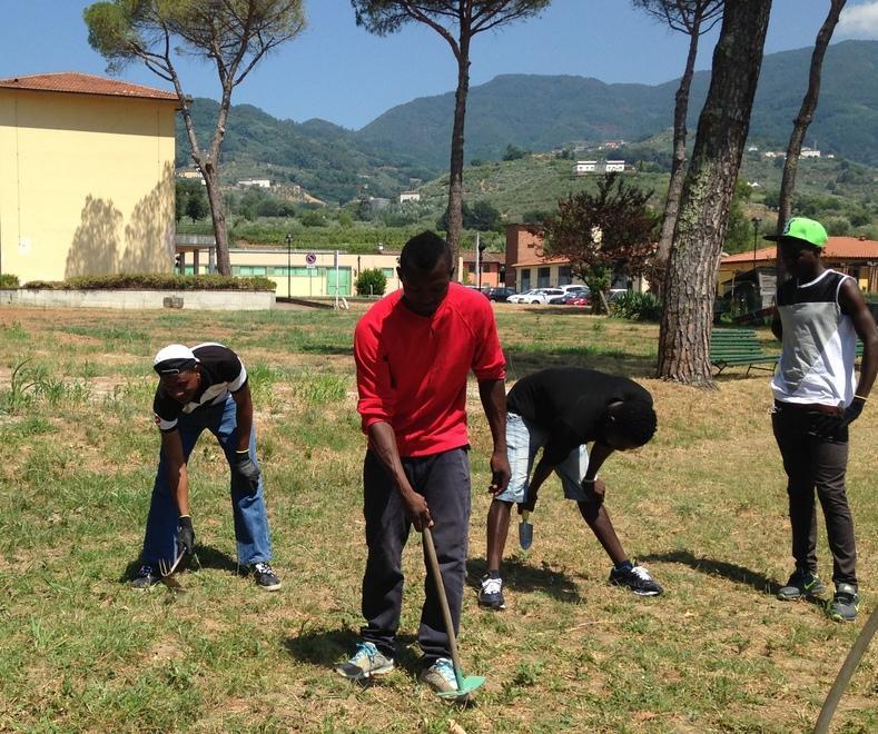 Quindici profughi impiegati nel parco della casa di riposo 