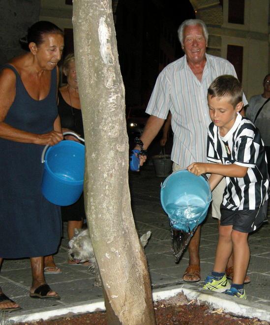 Catena umana per salvare gli alberi dalla siccità