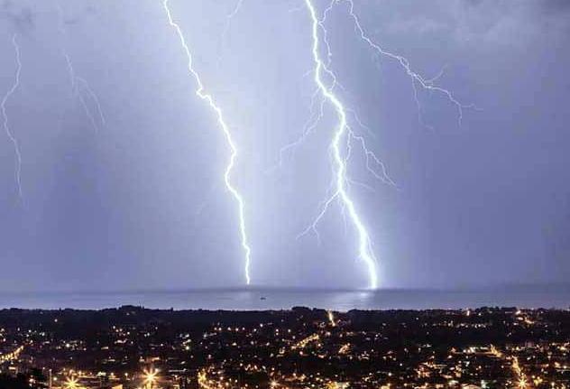 Una tempesta di fulmini nella notte 