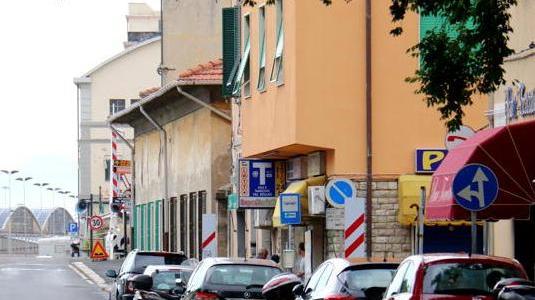 In via delle Cateratte rifanno l’asfalto ma scoppia la protesta