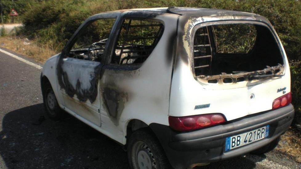 Bruciata nella notte una Fiat 600