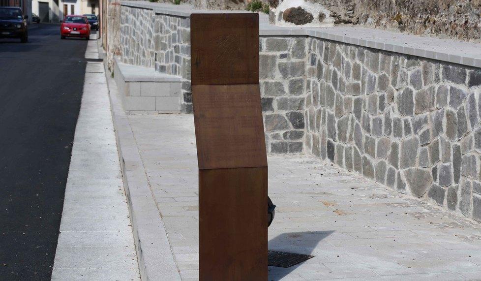 Scritte illeggibili vicino alle chiese