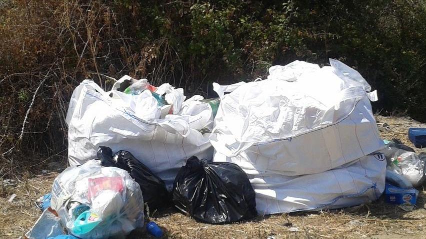 Cunette come discariche, rifiuti lungo la 131 Dcn