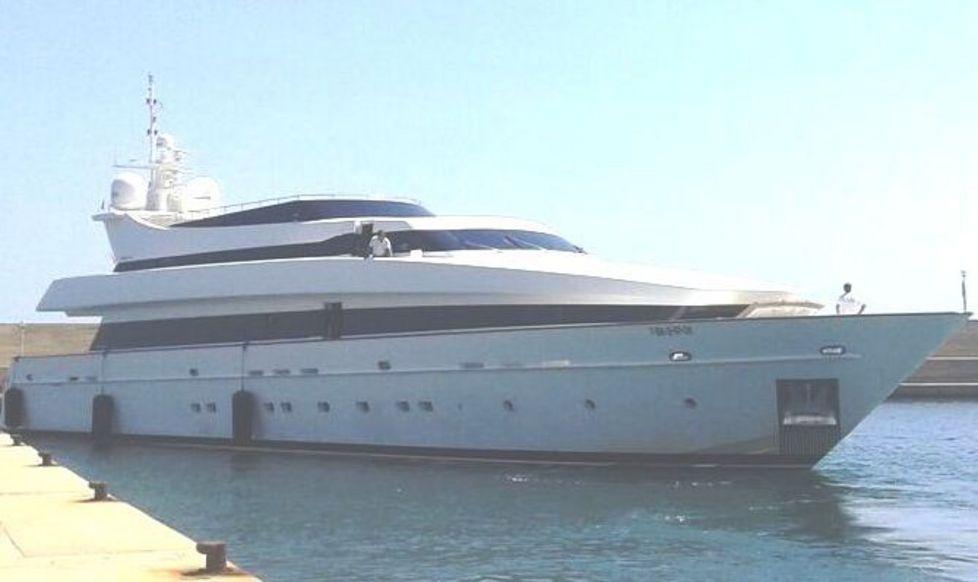 Il fondatore di Zara si gode il mare di Capo Comino 