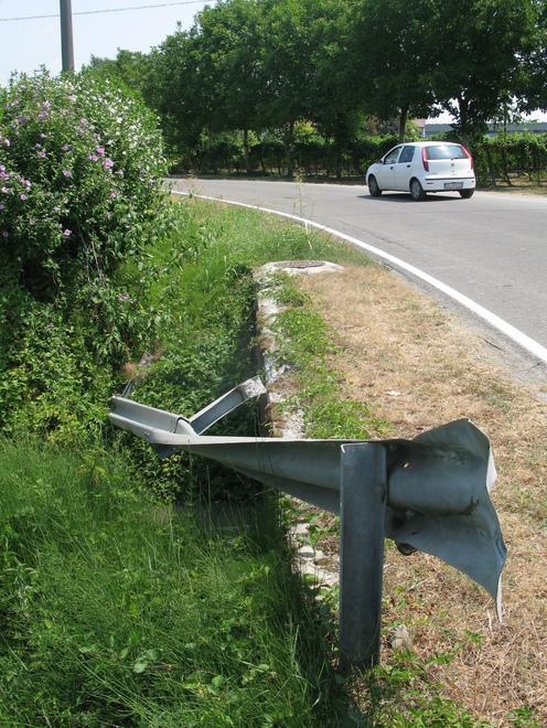 Divelto guard rail sul ponte: a rischio strada di Budrione