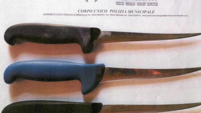 Dà in escandescenza in auto aveva tre coltelli