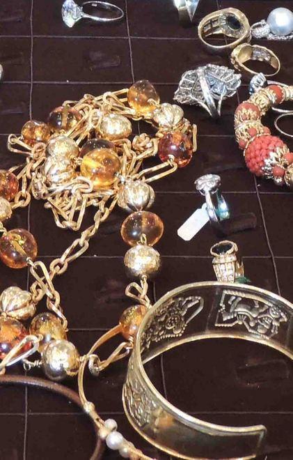 Ruba a casa dell’amico, denunciato 