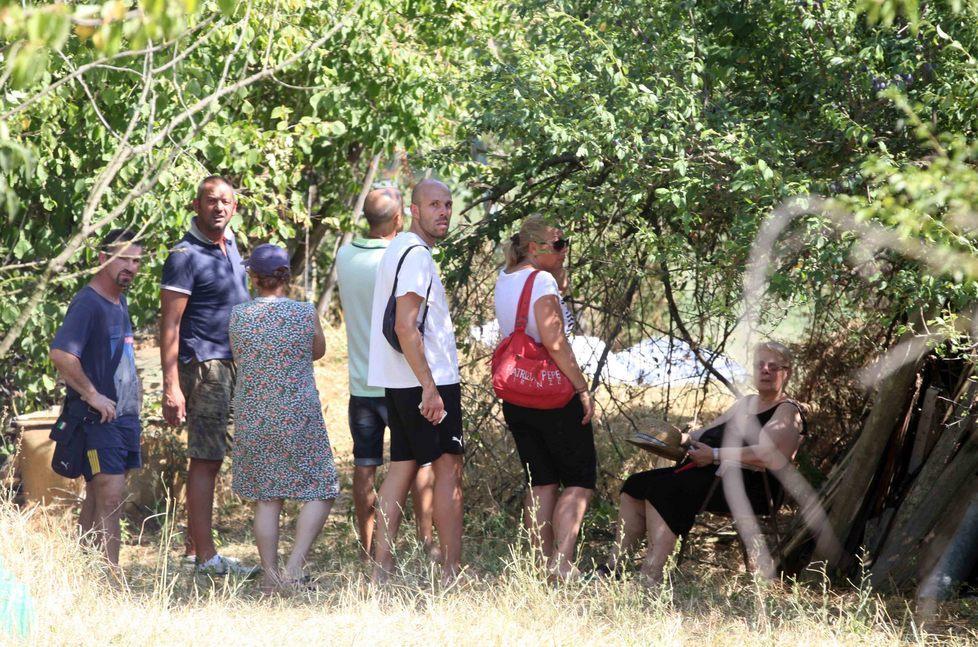 Pensionato cade da un albero e muore 