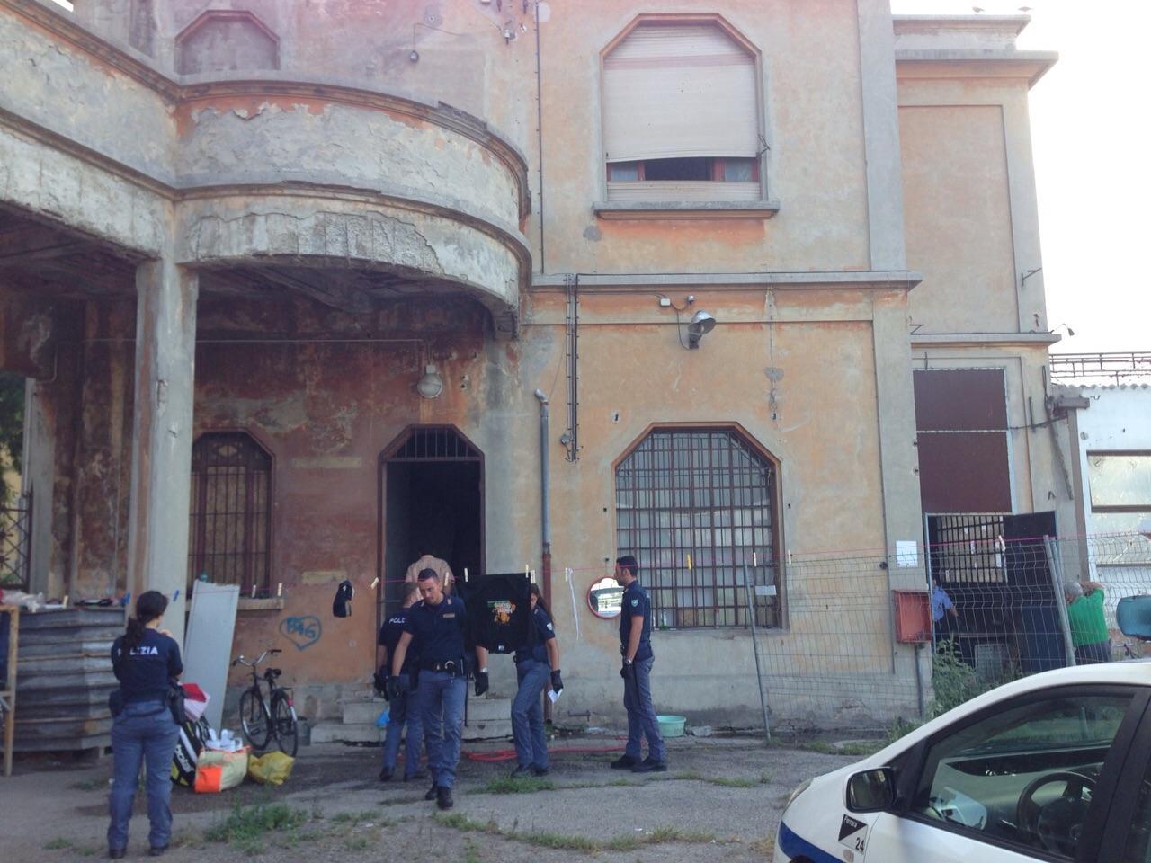 L'intervento di polizia e vigili urbani in via Foro Boario questa mattina