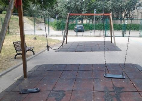 Il Giocagiò di via Marradi cade a pezzi 