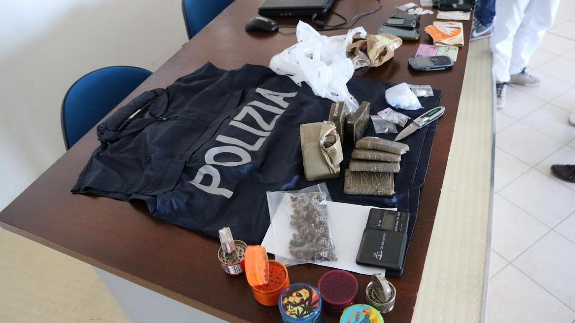 La droga sequestrata dalla polizia nel primo blitz