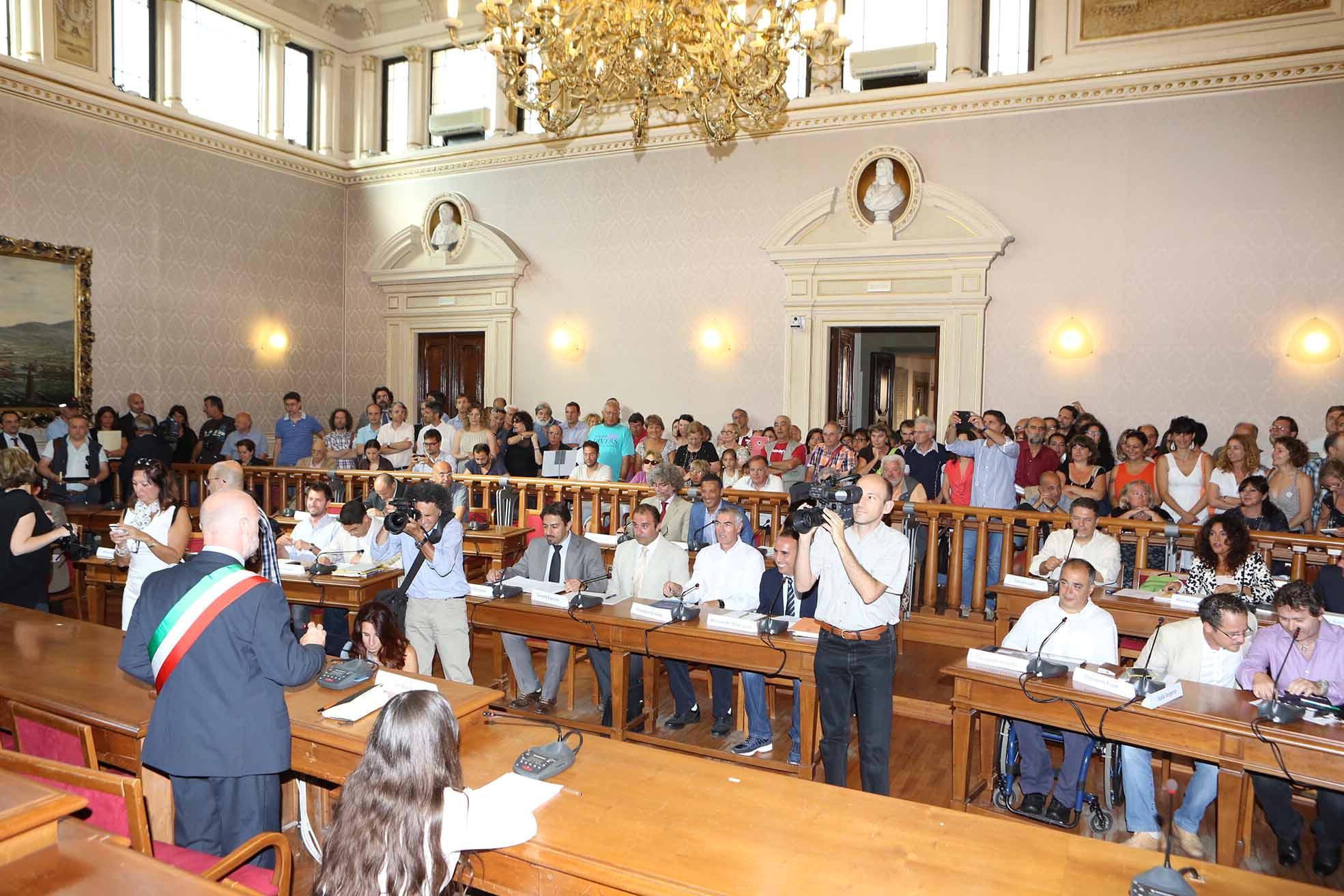 L'insediamento del nuovo consiglio comunale: Pino Vitiello è in prima fila in mezzo ai colleghi dei Cinque Stelle (Pentafoto)