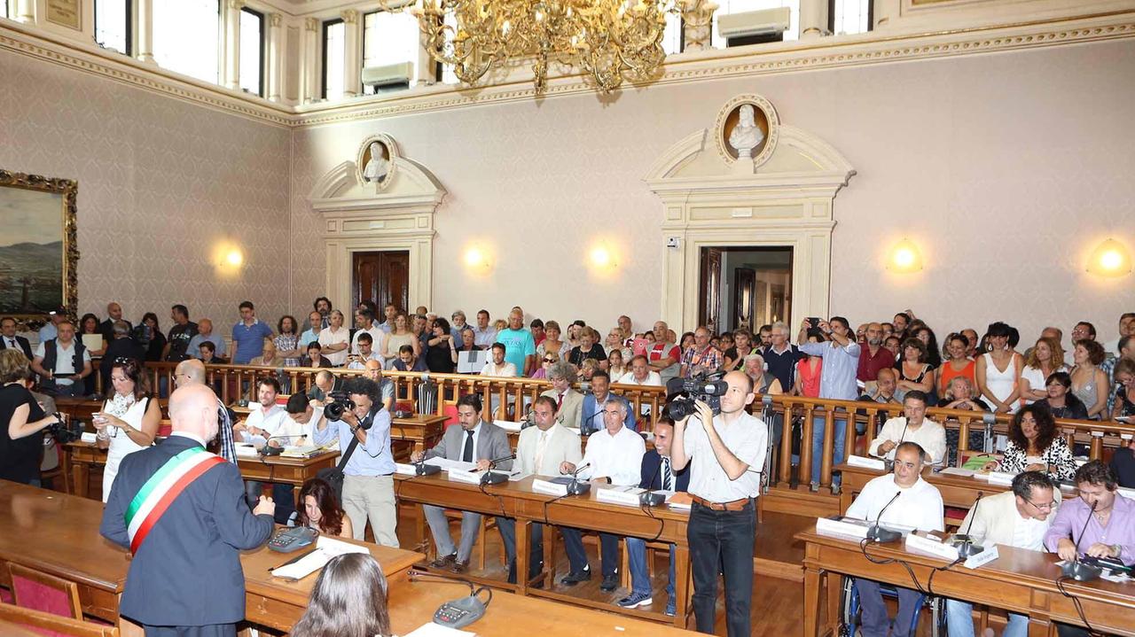 L'insediamento del nuovo consiglio comunale: Pino Vitiello è in prima fila in mezzo ai colleghi dei Cinque Stelle (Pentafoto)