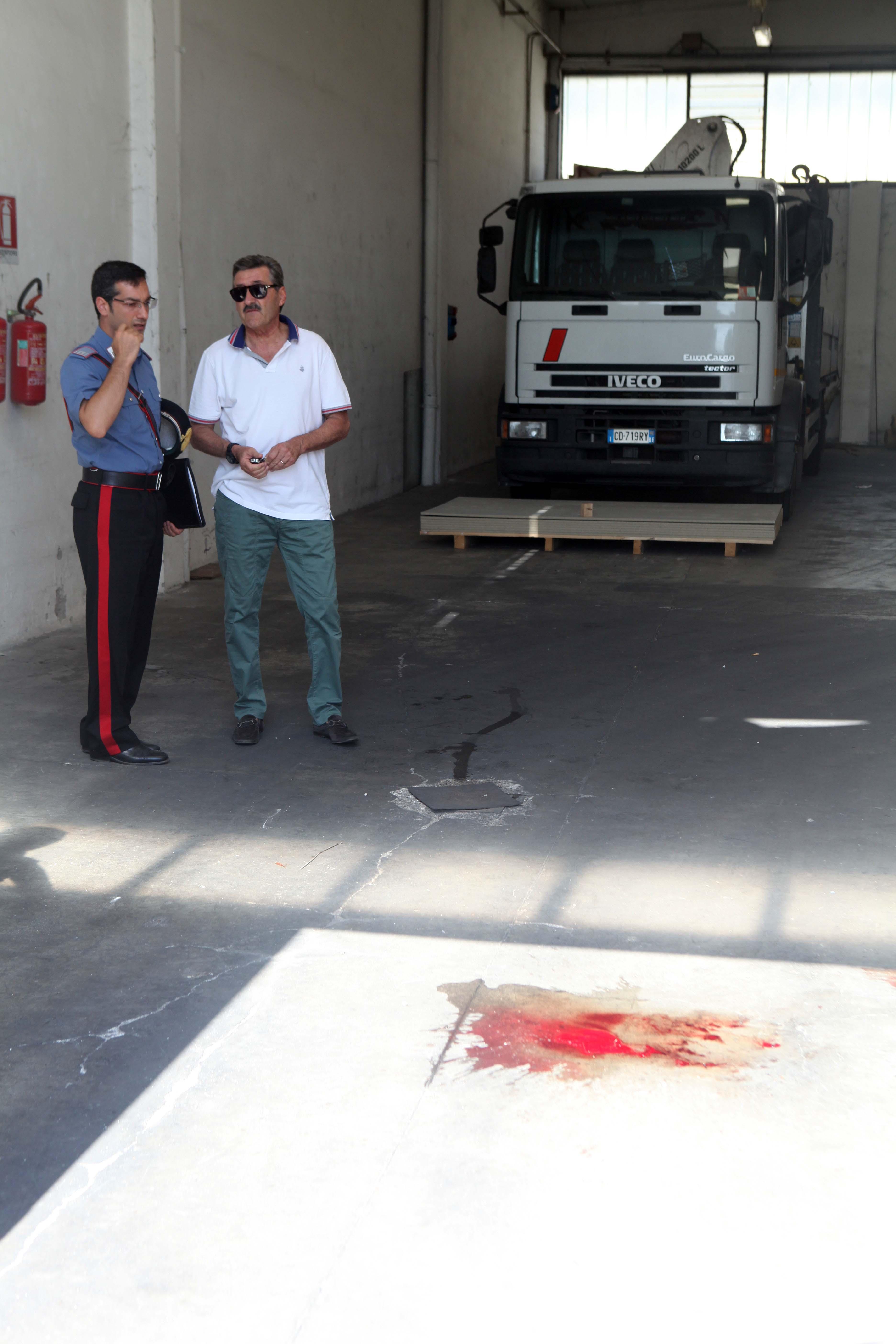 Cadelbosco Sopra: cede il tetto, operaio precipita per 8 metri. E' gravissimo