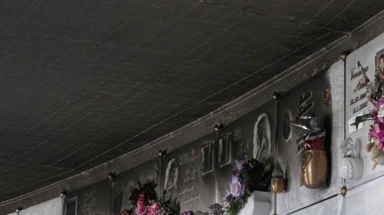 Le lapidi annerite dal fumo all'interno del cimitero di Coiano