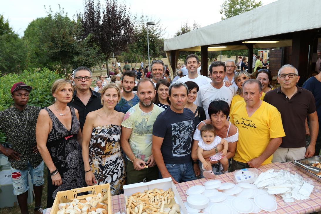 La famiglia Maletti e un gruppo di amici alla festa di "Buone vacanze!" della Pradella