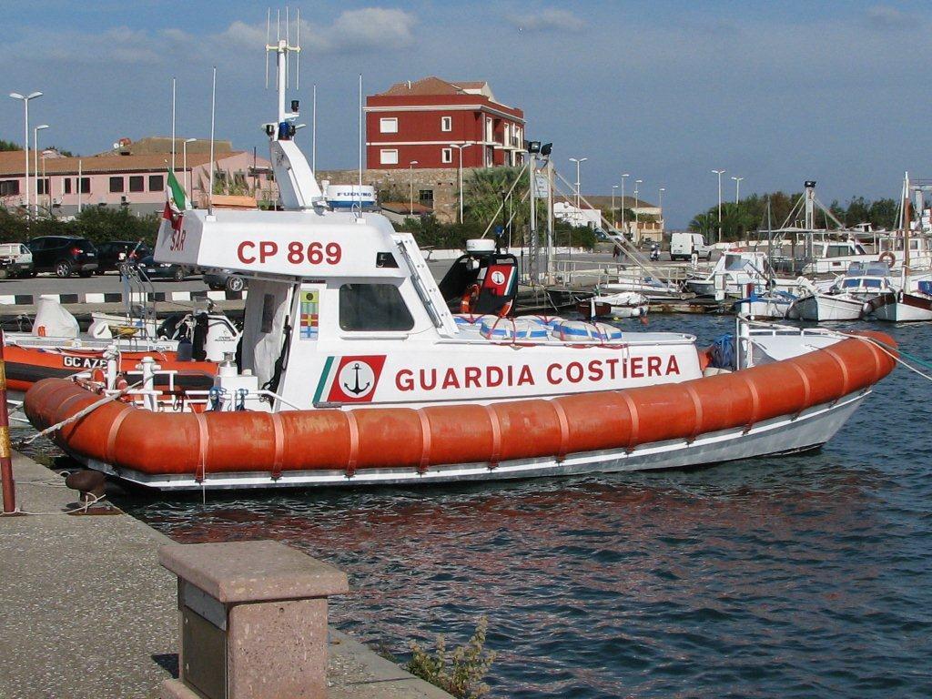 Il mezzo della Guardia costiera che ha trasportato i due pazienti