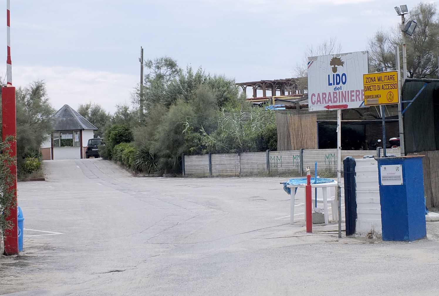 L'entrata dello stabilimento balneare dei carabinieri