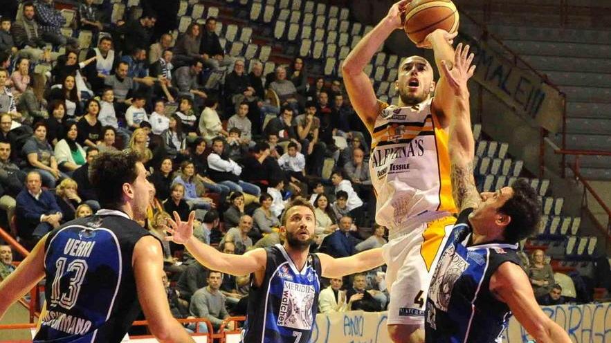 Un'azione nel derby della passata stagioen fra Valentina's Bottegone e Meridien Monsummano