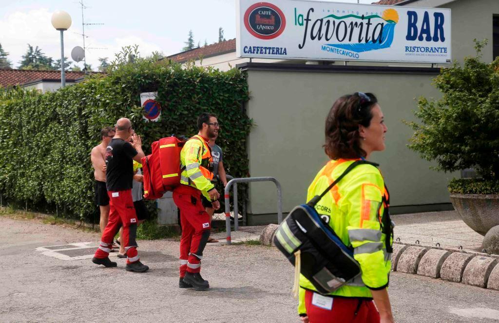 Paura in piscina, scivola e batte la testa