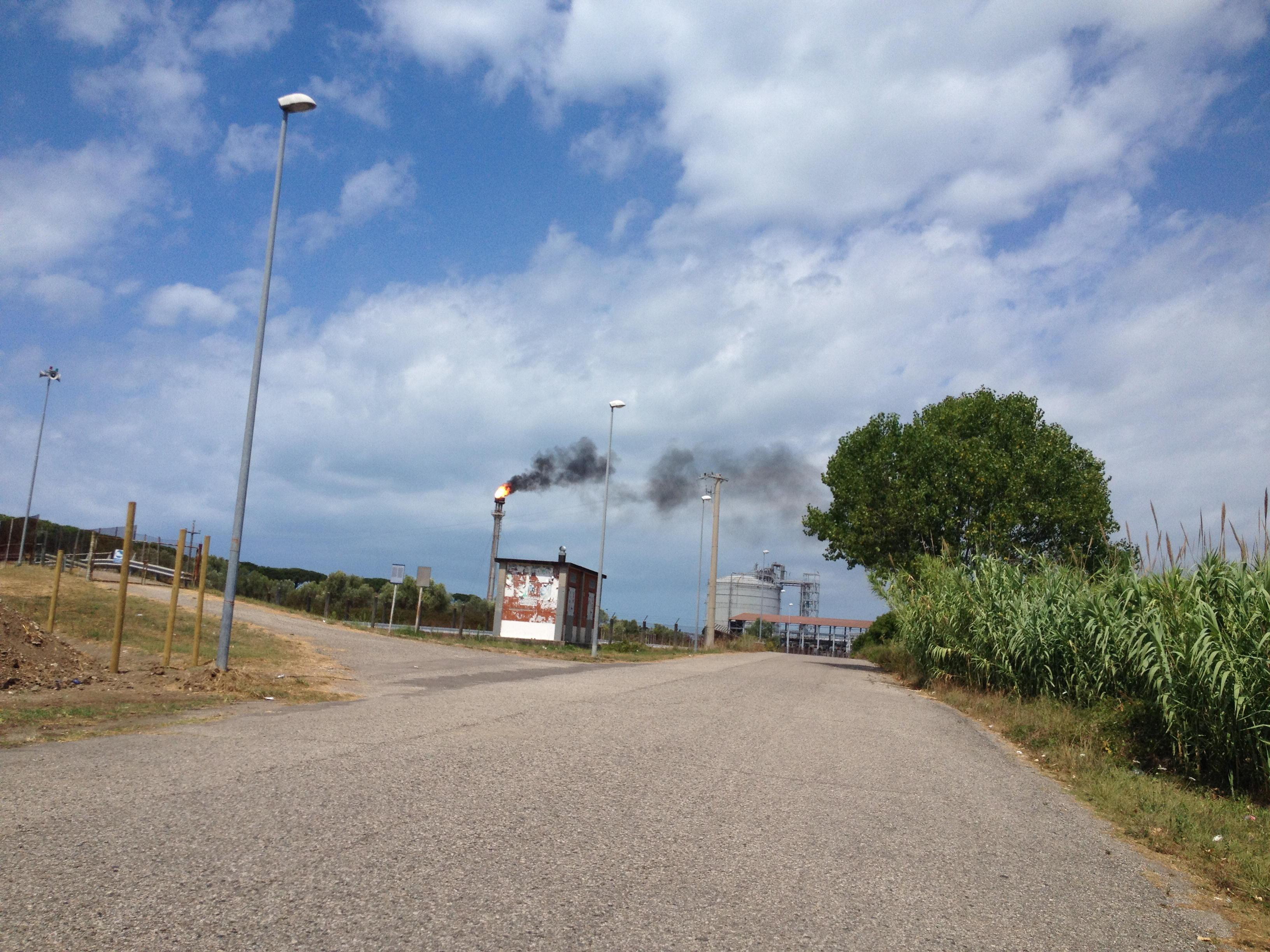 Fiamme e fumo dalla torcia del deposito di etilene
