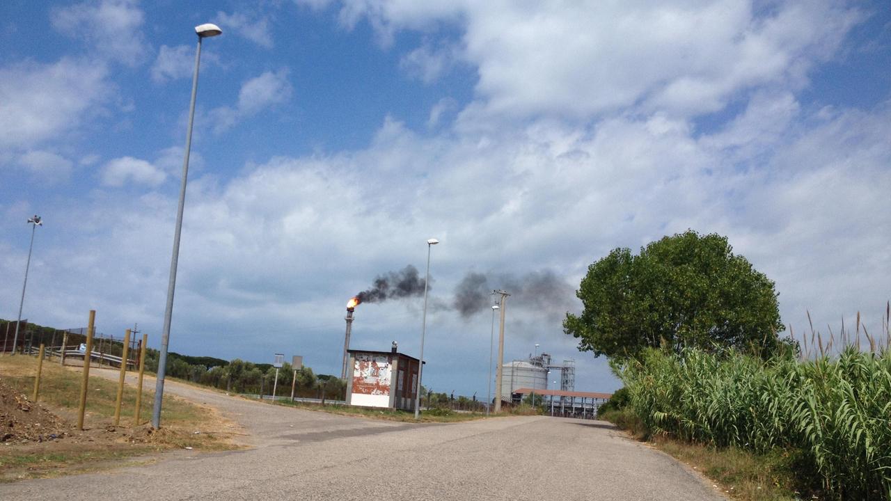 Fiamme e fumo dalla torcia del deposito di etilene