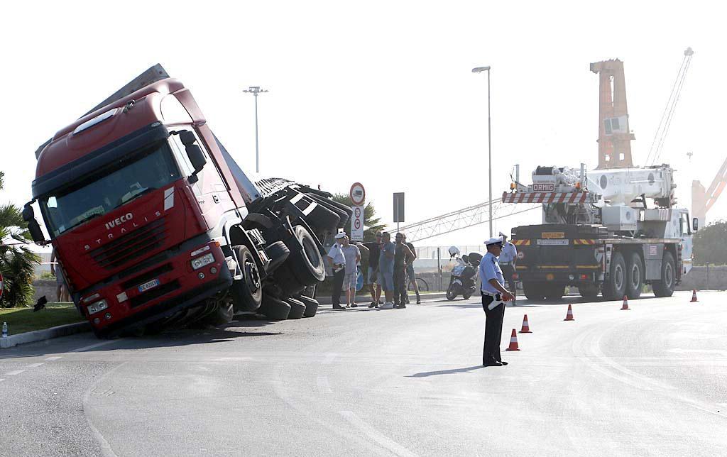 Il tir ribaltato a Marina