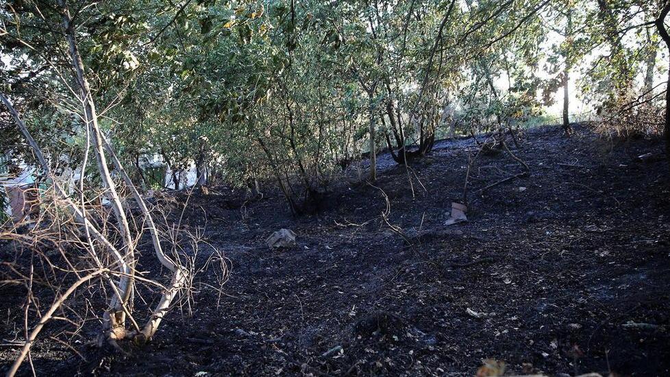 Anziano ustionato dalle sterpaglie in fiamme
