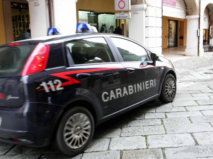 Palpeggia una dodicenne in pizzeria: arrestato 