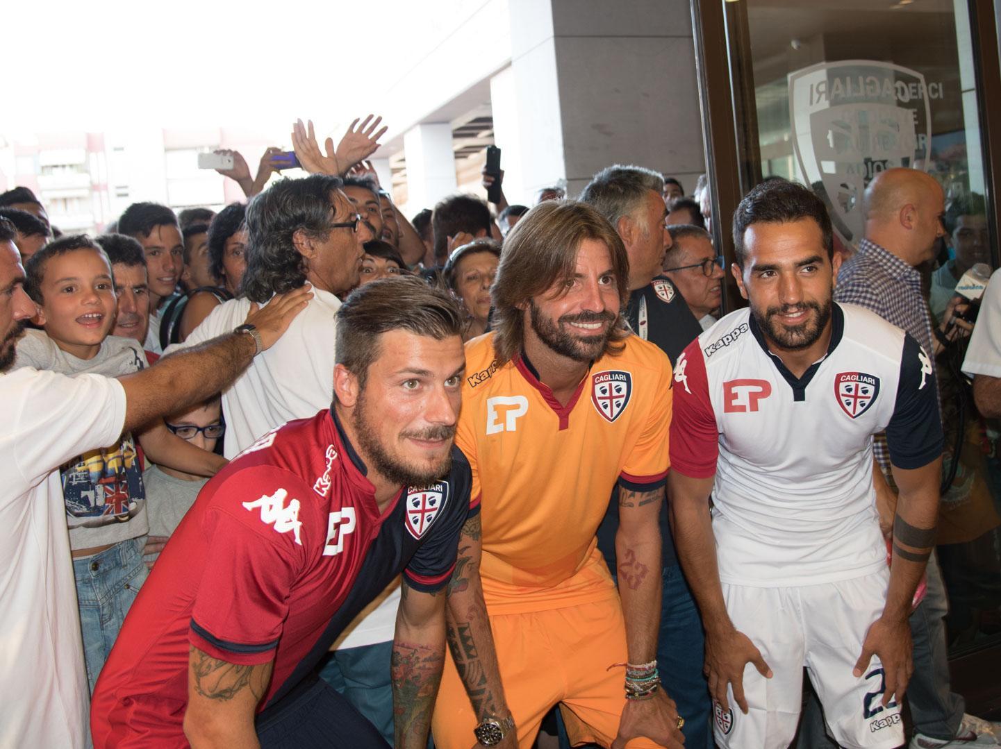 Il Cagliari indossa le nuove maglie