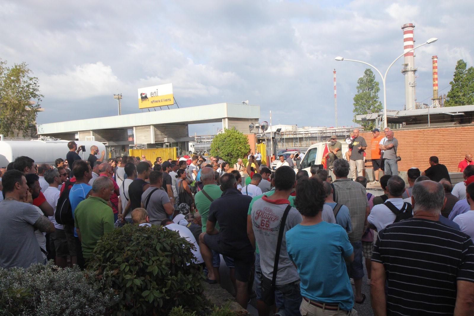 La protesta dei lavoratori dell'indotto lunedì mattina (Pentafoto Salvini)