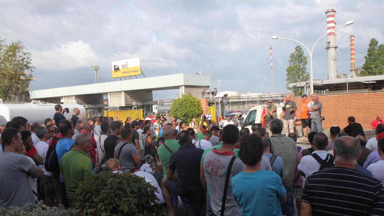 La protesta dei lavoratori dell'indotto lunedì mattina (Pentafoto Salvini)