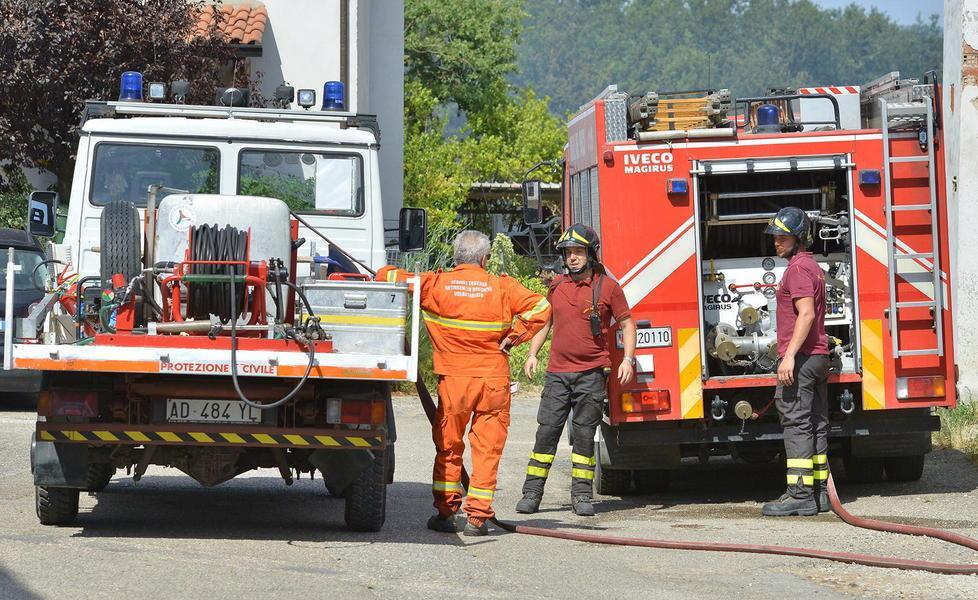 Un’altra domenica di fuoco con l’ombra del piromane 