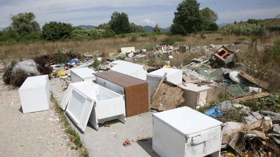 Discarica a cielo aperto tutto intorno alle Carbonaie