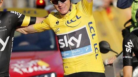 A Parigi piove Froome se la cava con la minitappa