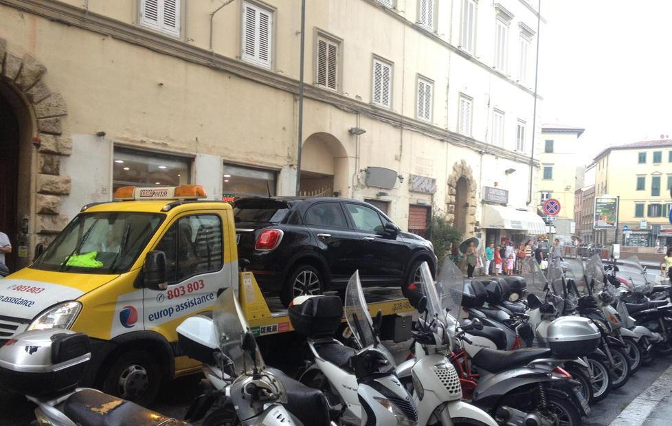 Auto nel posto invalidi: rimossa 